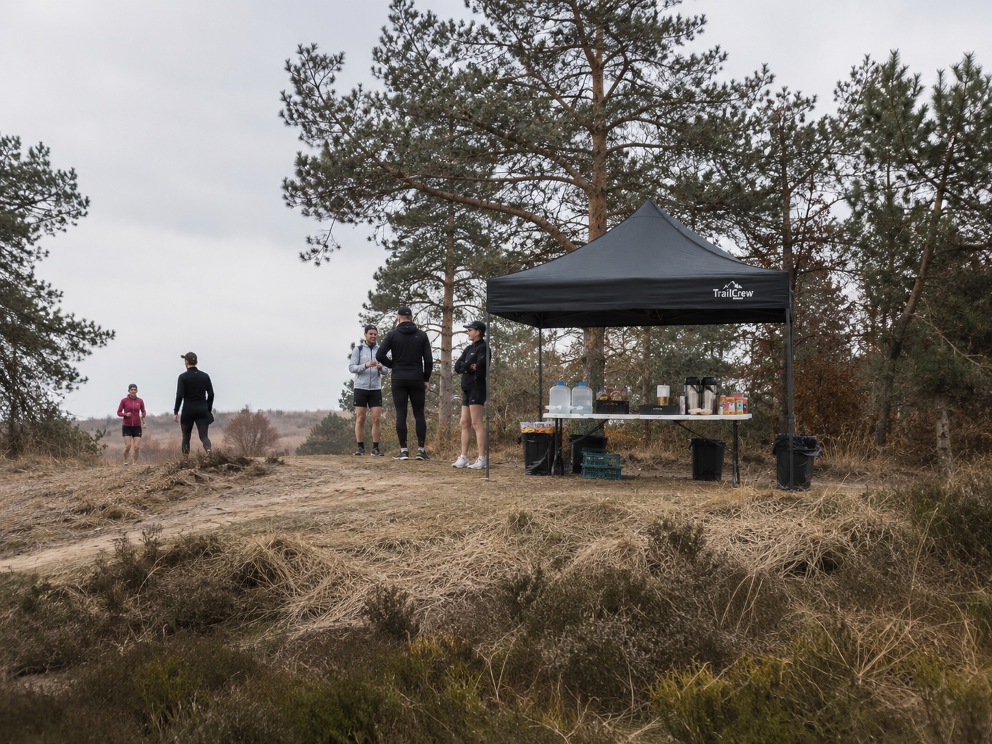 Het mobiele TrailCrew-basecamp op een heuvel op de heide