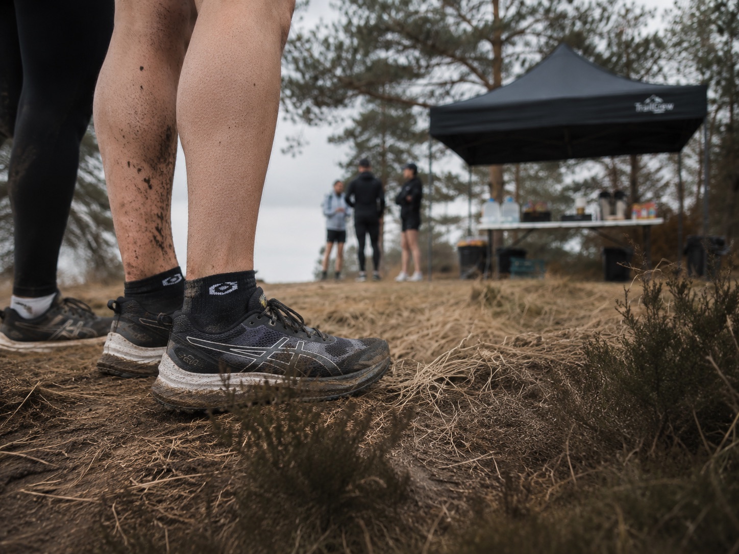 TrailCrew-verzorgingspost met een trailloper bij het basecamp